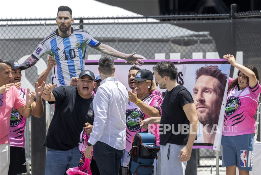 Para fan menyambut kedatangan Lionel Messi di Florida, Amerika Serikat. Messi akan memperkuat klub Amerika Serikat, Inter Miami, untuk musim 2023/2024.