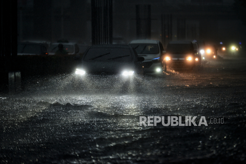 Pengendara menerobos genangan air yang menutupi ruas jalan H.R Rasuna Said, Jakarta, Rabu (3/4/2024). Genangan tersebut disebabkan oleh intensitas hujan yang tinggi serta aliran drainase yang meluap sehingga menyebabkam lalu lintas tersendat.