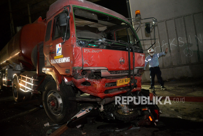 Suasana di lokasi kecelakaan yang melibatkan Truk tangki pengangkut bahan bakar minyak (BBM) dengan sejumlah kendaraan di Jalan Transyogi, Cibubur, Bekasi, Jawa Barat, Senin (18/7/2022).