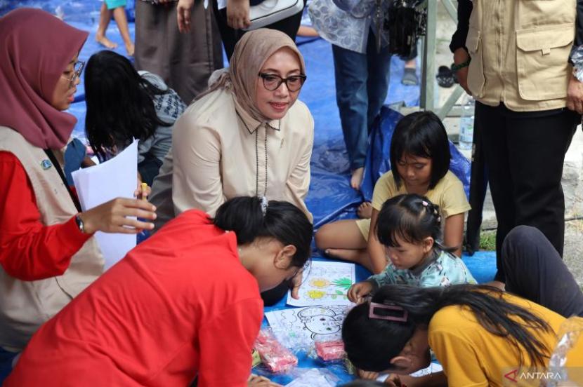 MenPPPA beri dukungan psikososial anak-anak terdampak kebakaran.