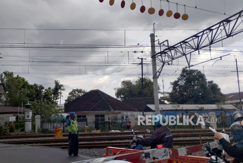 Pengerjaan pelebaran jalan sebidang Pasar Nongko, Solo, Jawa Tengah,  Ahad (2/4/2023), tetap berlanjut meskipun Piala Dunia U-20 urung terjadi,
