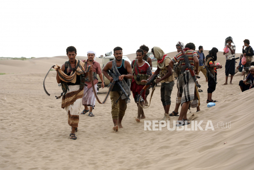 Korban Terus Berjatuhan, Yaman Minta Perlindungan Dunia. Pasukan Yaman yang setia kepada pemerintah yang diakui secara internasional yang didukung Saudi terlibat dalam pertempuran dengan milisi Houthi di kota pelabuhan Hodeidah, Yaman, Kamis (8/10/2020) (Diterbitkan Jumat (9/10/2020). 