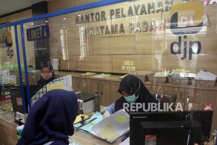Petugas Kantor Pelayanan Pajak Pratama melayan konsultasi wajib pajak di Padang, Sumatera Barat, Rabu (15/7/2020). Realisasi pendapatan negara di Sumatra Barat (Sumbar) hingga Juli 2022 mencapai Rp 5,93 triliun atau 96,52 persen dari target APBN 2022 berdasarkan data yang dihimpun Kanwil Ditjen Perbendaharaan Negara Sumbar. 