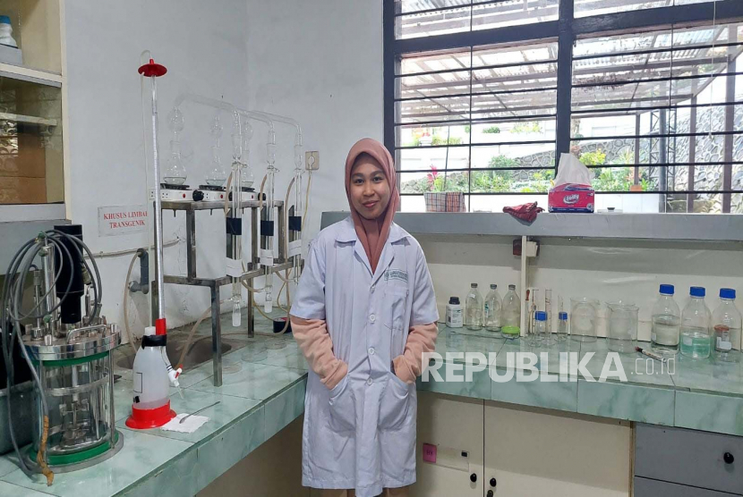 Mahasiswa Program Studi Agroteknologi Universitas Muhammadiyah Malang (UMM), Mardhotillatil Umroh meneliti penggunaan vermiwash dan mikoriza untuk mengatasi tanah yang tercemar logam dan pestisida. 