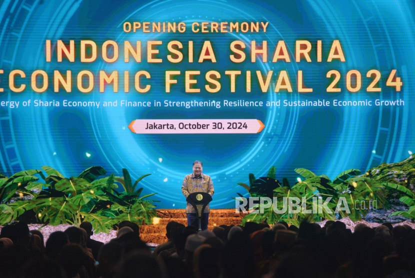 Menko Bidang Perekonomian Airlangga Hartarto memberikan sambutan dalam acara pembukaan Indonesia Sharia Economic Festival (ISEF) 2024 di Jakarta Convention Center, Rabu (30/10/2024). Bank Indonesia kembali menyelenggarakan Indonesia Sharia Economic Festival (ISEF) pada 30 Oktober hingga 3 November 2024 yang mengangkat tema Synergy of Sharia Economy and Finance in Strengthening Resilience and Sustainable Economic Growth. Diselenggarakan sejak 2014, ISEF memiliki peran penting sebagai sarana untuk mengintegrasikan dan mewujudkan ide-ide dalam inisiatif terukur yang membawa dampak positif bagi kemajuan ekonomi nasional dan internasional melalui pengembangan ekonomi dan keuangan syariah.