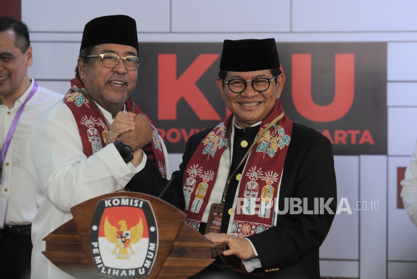 Pasangan bakal calon gubernur dan wakil gubernur DKI Jakarta Pramono Anung (kanan) dan Rano Karno (kiri) berfoto dengan pose salam komando usai mendaftar di kantor KPU DKI Jakarta, Rabu (28/8/2024).