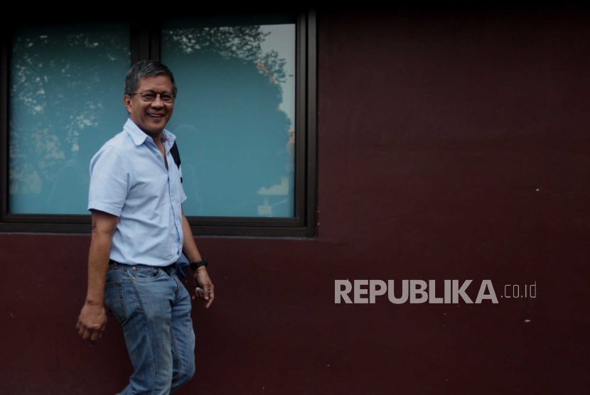 Pengamat Politik Rocky Gerung berjalan usai menjalani pemeriksaan di Bareskrim Polri, Jakarta, Rabu (6/9/2023).