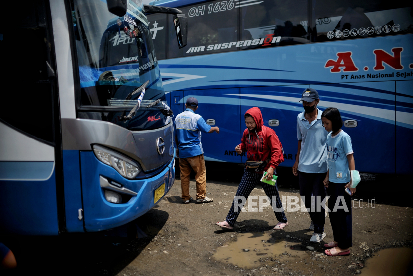 Calon penumpang bergegas menaiki bus di Terminal Bus Antar Kota Antar Provinsi (AKAP) Agen Pondok Pinang, Jakarta, Selasa (6/9/2022). Sejumlah agen bus AKAP di terminal tersebut melakukan penyesuaian tarif tiket bus seiring dengan kenaikan harga bahan bakar minyak (BBM) sebesar 10 persen hingga 15 persen dari harga sebelumnya atau mengalami kenaikan mulai dari Rp50.000 hingga Rp100.000. Republika/Thoudy Badai