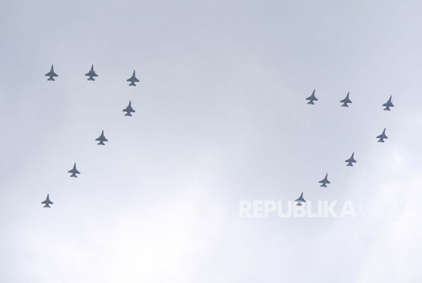 Pesawat tempur F-16 TNI AU membentuk formasi 77 di langit Monas saat Upacara Peringatan Detik-Detik Proklamasi pada perayaan HUT ke-77 RI di Jakarta, Rabu (17/8/2022).  xANTARA FOTO/Hafidz Mubarak A/rwa.