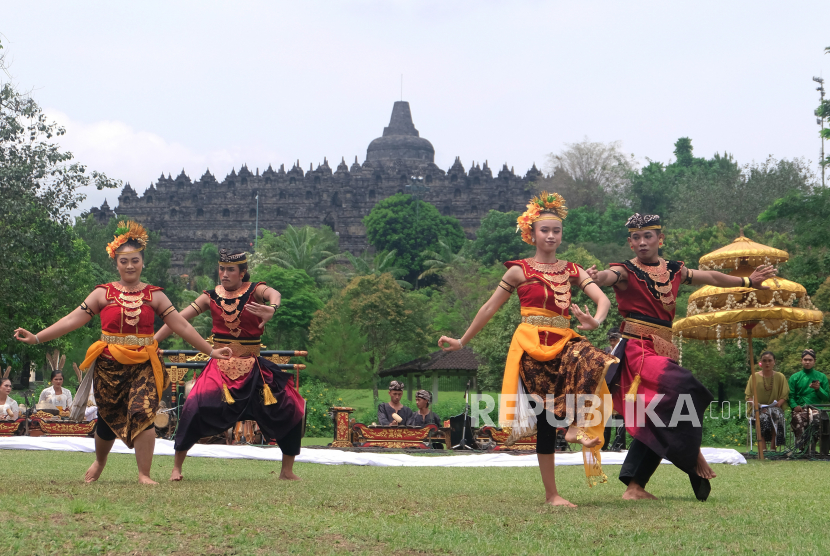 Penari mementaskan salah satu adegan sendratari kolosal berjudul Asah Asih Asuh saat program ASTA (Asah Talenta) Atraksi tari di sekitar pelataran Candi Borobudur (ilustrasi) 