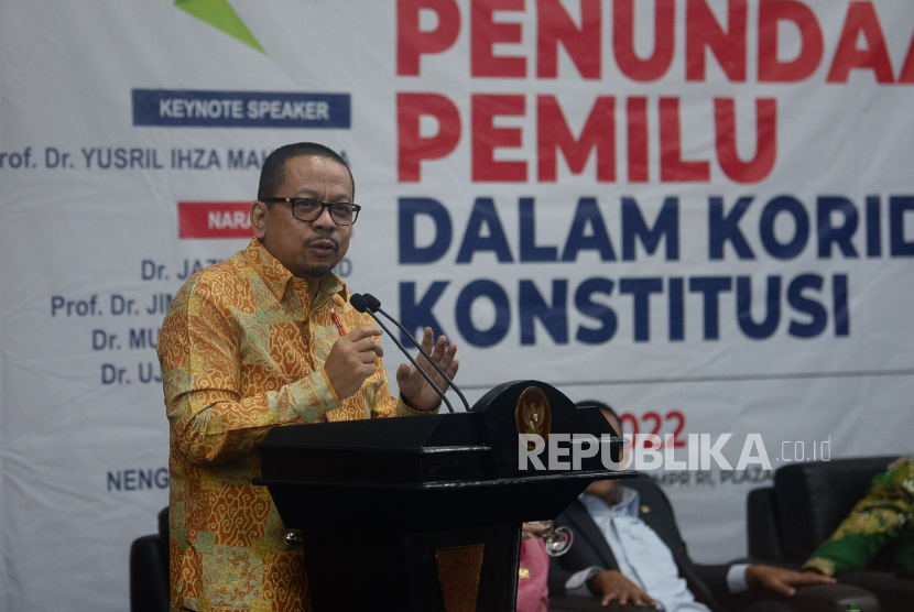 Pengamat Politik Muhammad Qodari memberikan paparan ketika menjadi narasumber dalam sebuah diskusi di kompleks Parlemen, Senayan, Jakarta, Selasa (15/3/2022). Diskusi tersebut mengangkat tema Penundaan Pemilu dalam Koridor Konstitusi.Prayogi/Republika.
