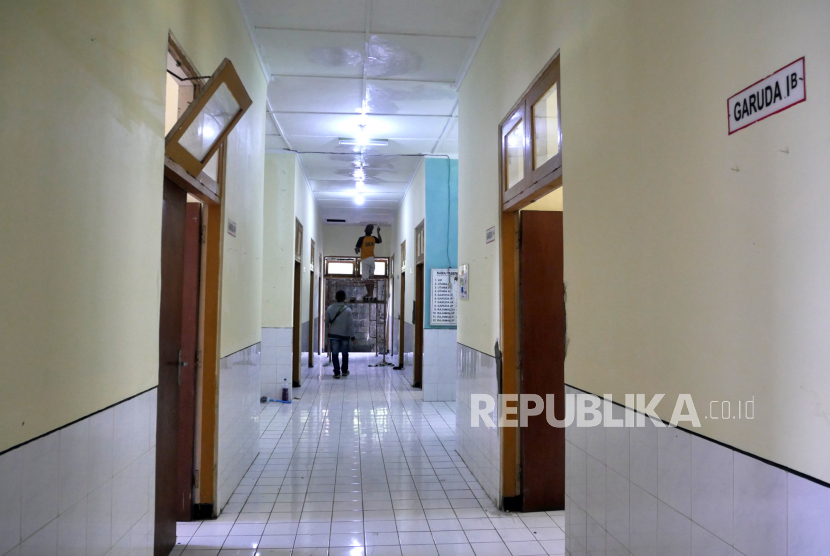 Pekerja memperbaiki fasilitas ruangan Rumah Sakit Veteran Patmasuri, Bantul, Yogyakarta, Selasa (12/1). Pemkab Bantul menyiapkan lokasi isolasi warga terpapar Covid-19 di RS Veteran Patmasuri. RS tidak terpakai ini direnovasi agar layak menjadi lokasi rujukan Covid-19. Kapasitas yang disediakan RS ini sekitar 50 tempat tidur.