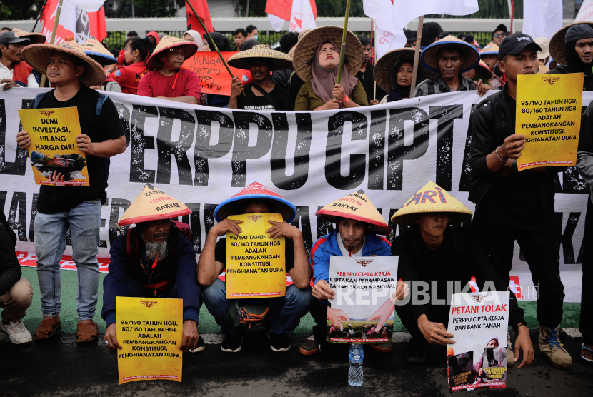 Sejumlah massa aksi melaksanakan unjuk rasa di depan Gedung DPR, Jakarta, Selasa (14/3/2023). Pada unjuk rasa tersebut mereka memprotes dan meminta DPR untuk mencabut Perppu Cipta Kerja dari pengesahan.