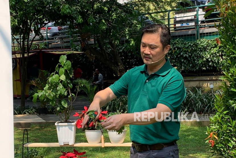 Cara penggunaan EasyPrune Bosch Home and Garden yang diperagakan oleh Home & Garden Business Development Manager Bosch for Asia Pasific, Andrew Ho, saat peluncuran BerkebunAsyikBetul di Arkadia Green Park, Jakarta Selatan, Kamis (25/5/2023). 