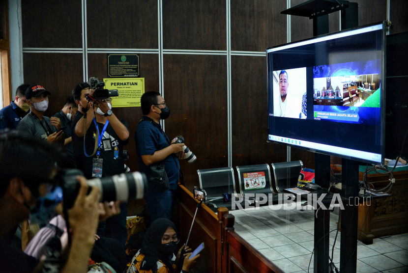 Sidang Aksi Cepat Tanggap (ACT) Ahyudin (dalam layar). Kejaksaan Negeri Jakarta Selatan (Kejari Jaksel) meminta penundaan sidang tuntutan terdakwa kasus Aksi Cepat Tanggap (ACT).