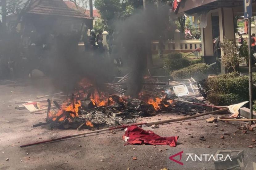 Kerusuhan di Gedung DPRD Cirebon: Motor Satpam Terbakar