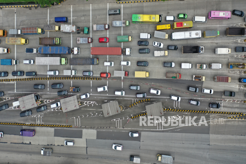 Sejumlah kendaraan mengantre sebelum memasuki gerbang Tol Cikupa, Kabupaten Tangerang, Banten (ilustrasi). 