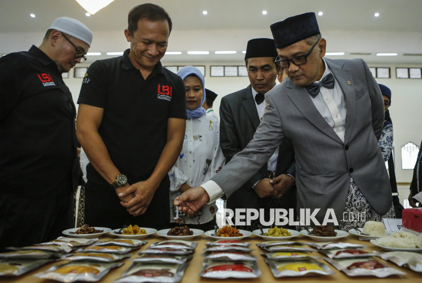 Menteri Haji dan Umrah Cicipi Makanan Siap Saji untuk Jamaah Haji Indonesia