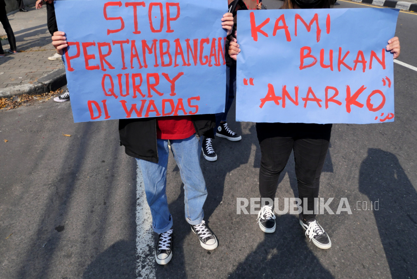 Peserta aksi dari Aliansi Solidaritas Peduli Wadas menggelar unjuk rasa di depan Balai Besar Wilayang Sungai Serayu Opak (BBWS SO), Yogyakarta, Senin (26/4). Aksi ini mengecam tindakan represif aparat terhadap warga Desa Wadas, Purworejo pada Jumat (23/4) lalu. Warga Wadas menolak pembangunan Bendungan Bener, karena mereka tidak dilibatkan saat penyusunan AMDAL.