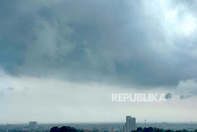 Badan Meteorologi, Klimatologi dan Geofisika (BMKG) mengimbau masyarakat agar waspada terhadap potensi hujan disertai kilat atau petir, yang diprakirakan di sejumlah kota besar Indonesia pada Rabu