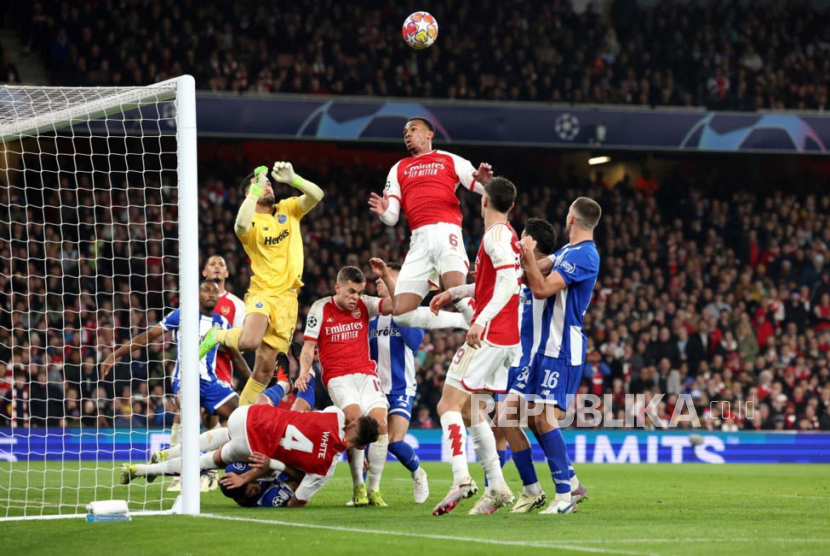 Gabriel dari Arsenal melompat untuk mengejar bola melawan kiper Diogo Costa dari Porto selama pertandingan leg kedua babak 16 besar Liga Champions UEFA antara Arsenal dan Porto di London, Inggris, Rabu (13/3/2024) dini hari WIB.
