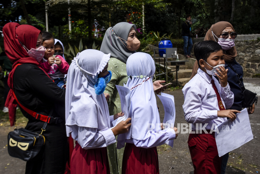Sejumlah anak bersama orang tuanya mengantre untuk menjalani vaksinasi Covid-19. Pemkot Cirebon segera memberlakukan pembelajaran tatap muka (PTM) 100 persen dan mempercepat vaksinasi Covid-19 anak.