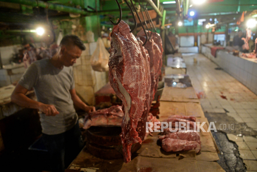 Pedagang memotong daging sapi dagangannya di Pasar Jatinegara, Jakarta Timur, Rabu (23/02/2022). Harga daging sapi mengalami kenaikan dalam satu bulan terakhir dari Rp120 ribu menjadi Rp140 ribu per kilogram. Menurunya daya beli masyarakat selama pandemi covid-19 ditambah kenaikan harga daging sapi berakibat menurunnya omzet pedagang hingga 50 persen.Prayogi/Republika.
