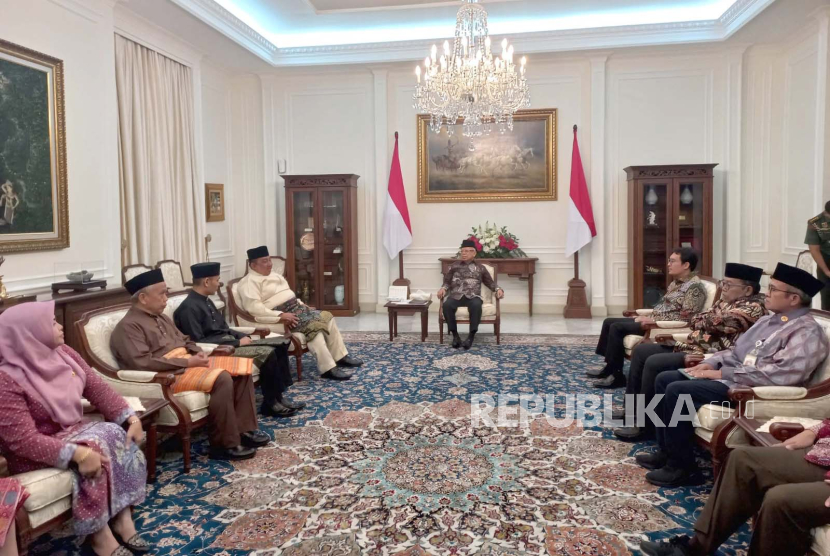 Wakil Presiden KH Maruf Amin saat menerima pengurus Dunia Melayu Dunia Islam (DMDI) Indonesia di Istana Wakil Presiden, Jakarta, Rabu (23/8/2023). 