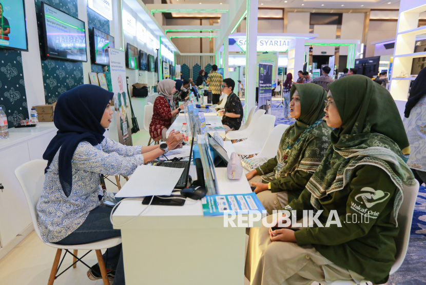 Layanan bank syariah di salah satu stan bank syariah pada gelaran ISEF 2025 di JIExpo Kemayoran, Jakarta, Kamis (9/10/2025). (ILUSTRASI)