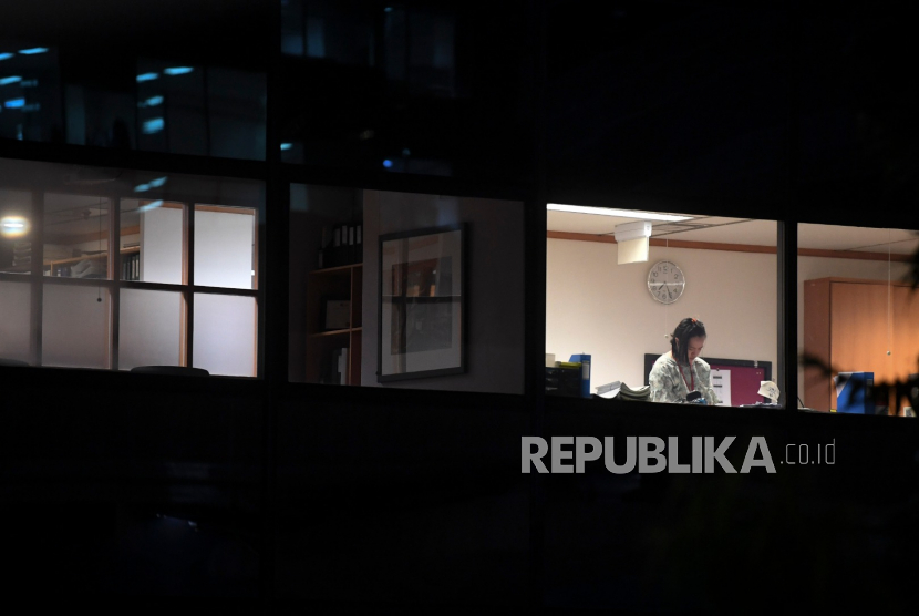 Karyawan beraktivitas di sebuah gedung perkantoran di kawasan Kuningan, Jakarta, Rabu (18/3/2020). Berdasarkan data Pemprov DKI Jakarta hingga Rabu (18/3) sebanyak 21.589 orang dari 220 perusahaan telah melaksanakan bekerja di rumah atau work from home (WFH) guna mencegah penyebaran COVID-19 yang telah menyebabkan 227 pasien positif, 19 meninggal dan 11 sembuh. ANTARA FOTO/Wahyu Putro A/ama.