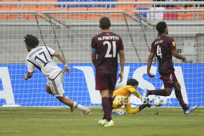 Pemain Jerman U-17 Eric Moreira (kiri) mencatatkan namanya di papan skor dalam laga vs Venezuela di Grup C Piala Dunia U-17 di Jakarta Intermational Stadium (JIS), Sabtu (18/11/2023).. 