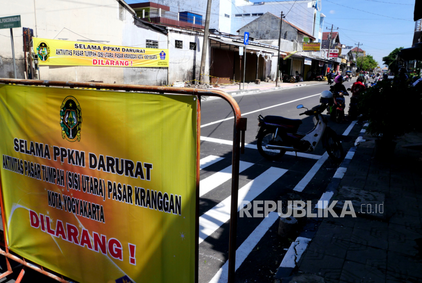 Sri Sultan HB X ingatkan masyarakat jaga prokes cegah Covid-19. Ilustrasi baliho informasi pembatasan pedagang di Pasar Kranggan, Yogyakarta, Ahad (11/7). 