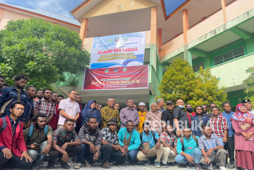 Ketua Umum Pimpinan Pusat Muhammadiyah, Haedar Nashir mengunjungi sejumlah Amal Usaha Muhammadiyah di Papua, Jumat (17/2/2023). 