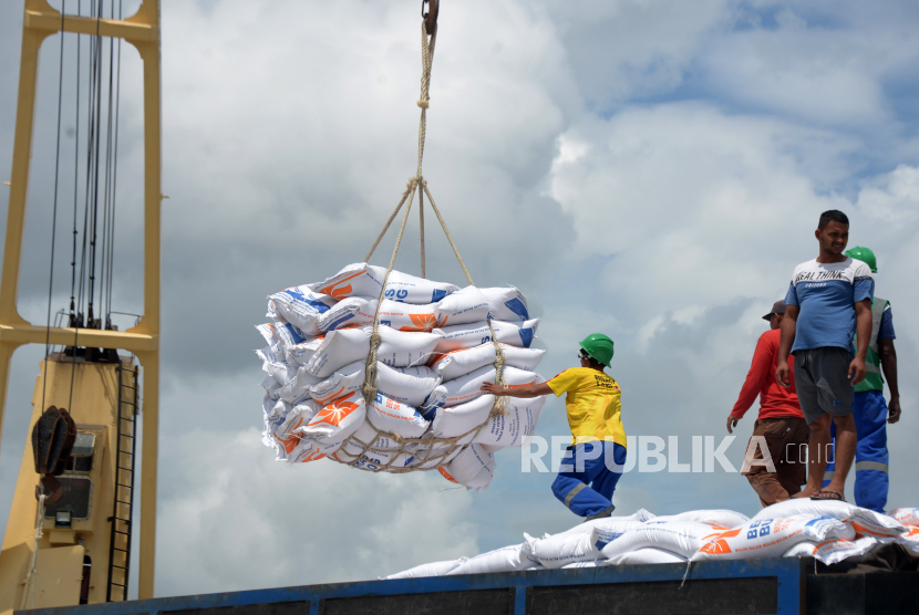 Buruh pelabuhan membongkar beras impor dari kapal kargo berbendera Vietnam di Pelabuhan Malahayati, Krueng Raya, Kabupaten Aceh Besar, Aceh, Rabu  (11/10/2023). Pemerintah memberikan tambahan kuota penugasan impor beras kepada Perum Bulog sebanyak 1,5 juta ton untuk memperkuat cadangan beras pemerintah (CBP) dan menstabilkan harga beras di pasaran,  sementara stok beras Bulog hingga pekan pertama Oktober 2023 mencapai 1,7 juta ton.  