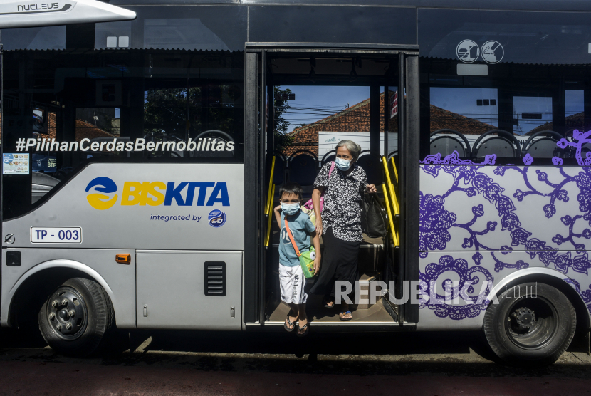 Sejumlah penumpang turun dari Biskita Trans Pakuan di Jalan Mayor Oking, Kota Bogor, Jawa Barat. Walkot Bogor BIma Arya akan menyosialisasikan Biskita Transpakuan ke DPRD.