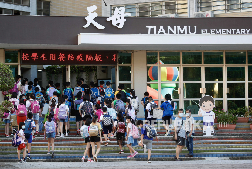  Siswa memasuki kampus sekolah pada hari pertama tahun ajaran di Taipei, Taiwan, Rabu (1/9/2021). Taiwan memulai tahun ajaran dengan pembelajaran langsung karena kasus COVID-19 di negara tersebut menurun.