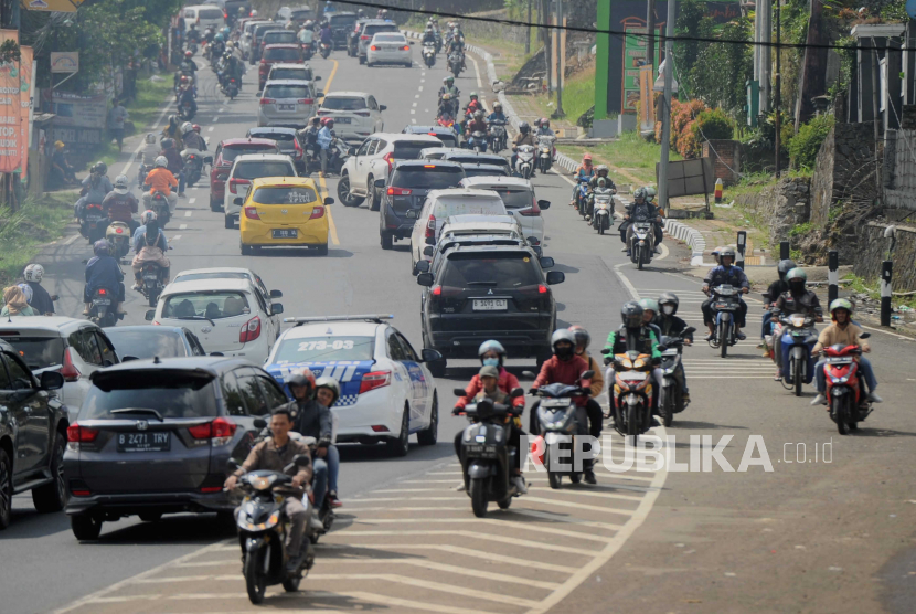 Sejumlah kendaraan melewati tanjakan Selarong di Puncak, Kabupaten Bogor, Jawa Barat. Polres Bogor menertibkan klub motor yang topless atau tidak memakai baju di Puncak.
