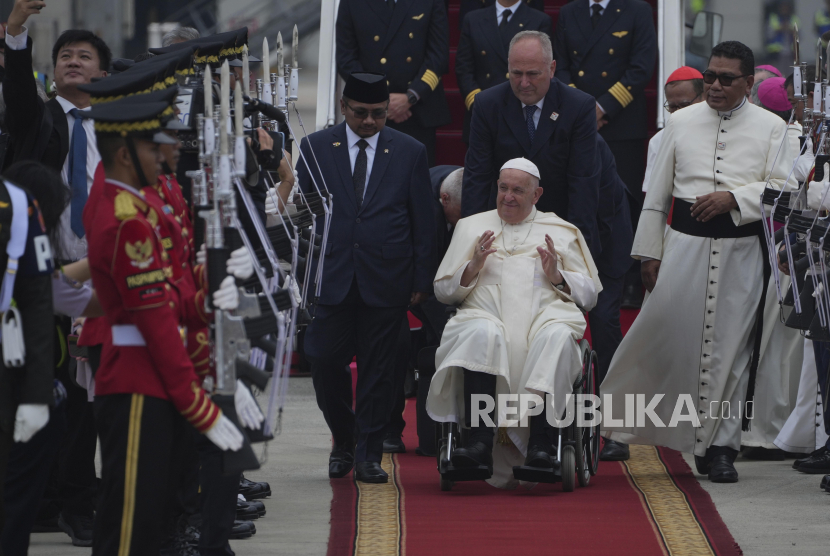 Paus Fransiskus didampingi Menteri Agama Yaqut Cholil Qoumas tiba dari Vatikan di Bandara Internasional Soekarno Hatta, Tangerang, Banten, Selasa (3/9/2024). Pemimpin Takhta Suci Vatikan tersebut dijadwalkan melakukan kunjungan pada 4-5 September 2024 ke sejumlah tempat di Jakarta, seperti Istana Negara, Gereja Katedral, Masjid Istiqlal, dan Stadion Utama Gelora Bung Karno (SUGBK). 