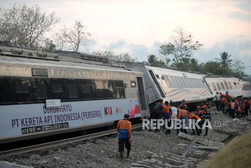 Petugas melakukan evakuasi gerbong Kereta Api Argo Semeru yang anjlok di Stasiun Kali Menur, Sentolo, Kulonprogo, Yogyakarta, Selasa (17/10/2023). Usai mengevakuasi penumpang KA Argo Semeru dan KA Argo Wilis, petugas KAI bersama Ditjen Perkeretapian langsung mengevakuasi gerbong yang anjlok. Rencananya untuk mengevakuasi akan menggunakan beberapa crane, pada sore baru satu kereta crane yang berhasil mengevakuasi lokomotif KA Argo Wilis. Sementara malam mulai mengevakuasi gerbong KA Argo Semeru.