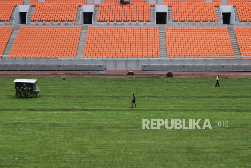 Pekerja memeriksa rumput Jakarta Internasional Stadium (JIS) di Jakarta Utara, Kamis (19/10/2023). 
