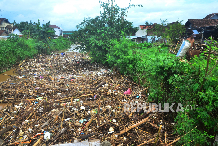 Warga mengais barang bekas dari tumpukan sampah di sebiah sungai di Jawa Tengah. (ilustrasi),