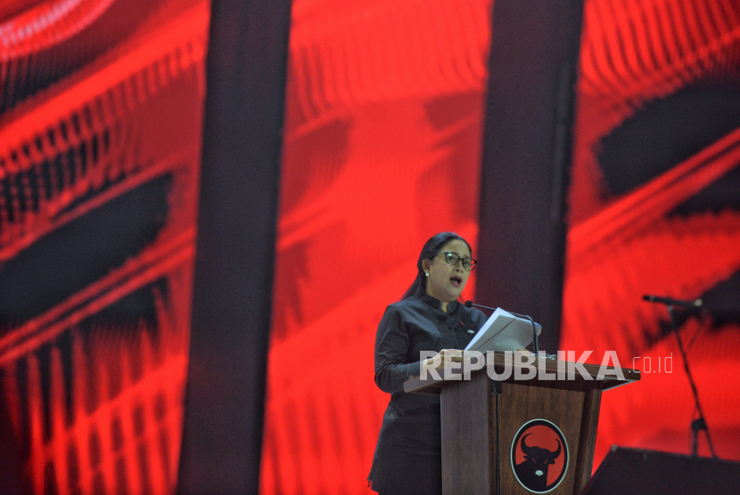 Ketua DPP PDIP Puan Maharani membacakan rekomendasi eksternal saat Penutupan Rapat Kerja Nasional (Rakernas) Ke-V PDIP di Beach City International Stadium Ancol, Jakarta, Ahad (26/5/2024). Rakernas V PDIP menghasilkan 17 poin rekomendasi eksternal, Salah satu poin rekomendasi yakni meminta kesediaan Megawati Soekarnoputri kembali menjadi Ketum partai periode 2025-2030. Selain itu Rakernas V PDIP menilai bahwa Pemilu 2024 merupakan pemilu yang paling buruk dalam sejarah demokrasi Indonesia.