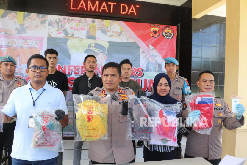 Kapolres Sukabumi AKBP Maruly Pardede memberikan keterangan pers terkait kasus penganiayaan pelajar SMP terhadap pelajar SD hingga meninggal dunia di Mapolres Sukabumi, Ahad (5/3/2023)