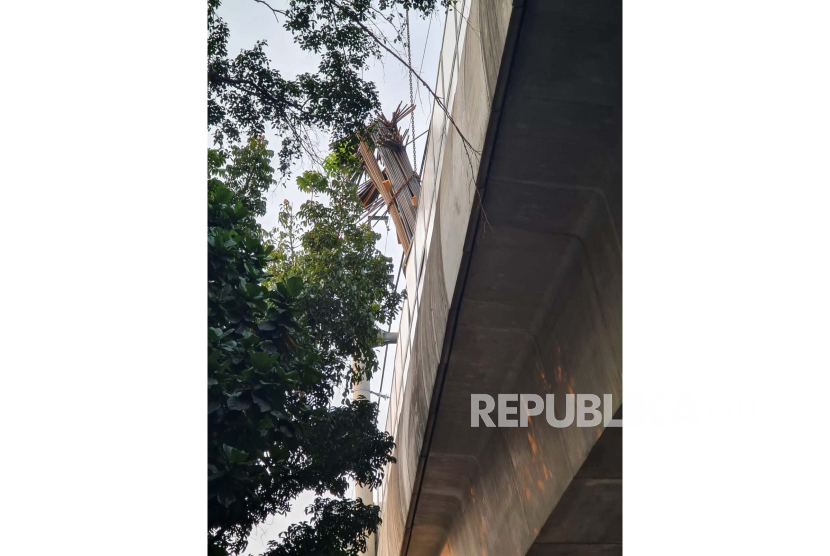 Kondisi jalur MRT yang diduga tertimpa crane jatuh di depan Gedung Kejagung, Jakarta Selatan, Kamis (30/5/2024). Akibat insiden itu, operasional MRT dihentikan sementara. 