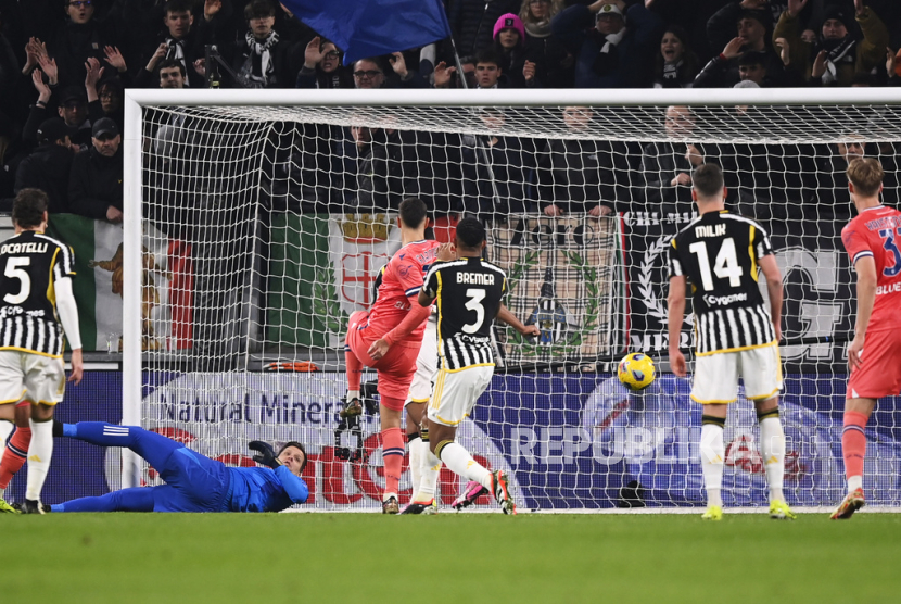 Lautaro Giannetti dari Udinese (ketiga dari kiri) mencetak gol pembuka dalam pertandingan sepak bola Serie A antara Juventus dan Udinese, di Turin, Italia, Selasa (13/2/2024) dini hari WIB.