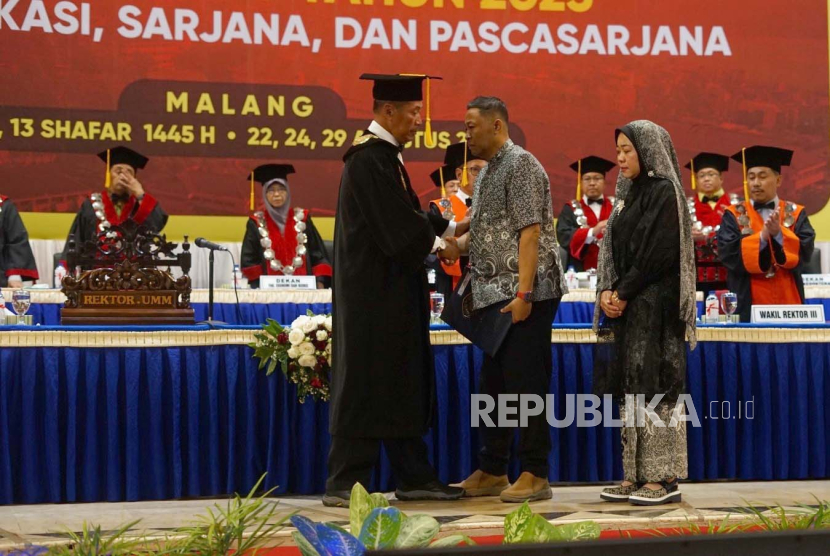 Orang tua dari Roy Inzaqhi Saputra menghadiri prosesi wisuda di Universitas Muhammadiyah Malang (UMM). Roy merupakan mahasiswa UMM yang meninggal dunia sebelum wisuda karena sakit. 