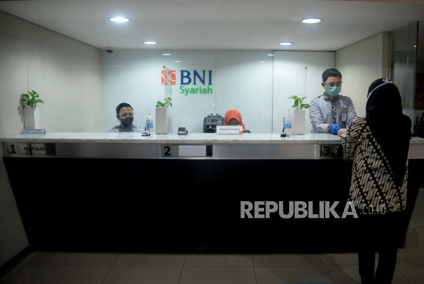 Nasabah melakukan transaksi di Bank BNI Syariah, Jakarta (ilustrasi). Prayogi/Republika