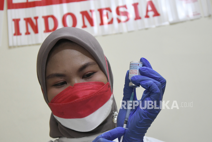Vaksinator menyiapkan vaksin dosis ketiga atau booster  untuk tenaga kesehatan di RSUD Matraman, Jakarta Timur, Jumat (6/8/2021). Pemerintah menargetkan pemberian dosis ketiga kepada tenaga kesehatan rampung pada pekan kedua Agustus 2021. 