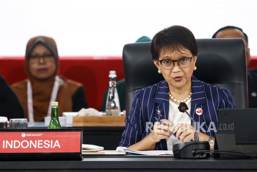  Menteri Luar Negeri Indonesia Retno Marsudi menyampaikan sambutannya pada sesi pembukaan Pertemuan Dewan Koordinasi ASEAN ke-32 di Sekretariat ASEAN di Jakarta, Indonesia, 03 Februari 2023. Indonesia menjadi tuan rumah Dewan Koordinasi ASEAN ke-32 dan retret menteri luar negeri ASEAN pada 03-04 Februari.
