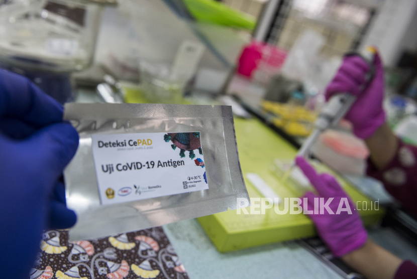 Peneliti melakukan formulasi Rapid Test CePAD Antigen di Pusat Riset Bioteknologi Molekular dan Bioinformatika Universitas Padjadjaran, Bandung, Jawa Barat, Kamis (21/5/2020). Universitas Padjadjaran bekerja sama dengan Tekad Mandiri Citra dan Pakar Biomedika Indonesia menciptakan dan memproduksi Rapid Test CePAD Antigen guna mendeteksi keberadaan virus dalam penanganan COVID-19 atau penyakit infeksi lainnya